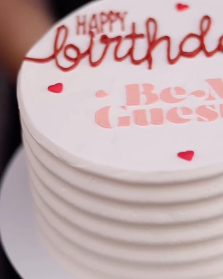 Білий рельєфний торт з написом Happy birthday